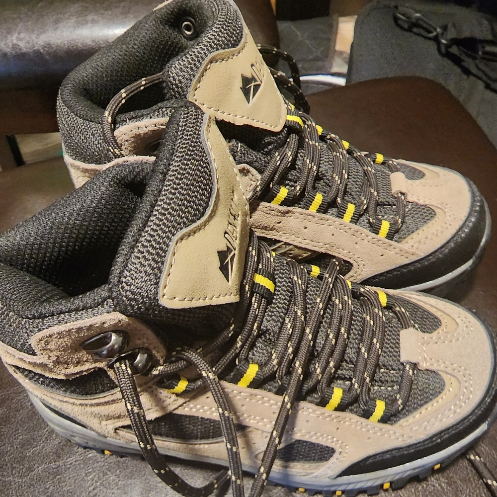 Denali size 1 boots nwt